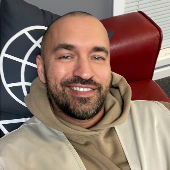 Meet your Posher, Gabriel - Picture 1 of 3